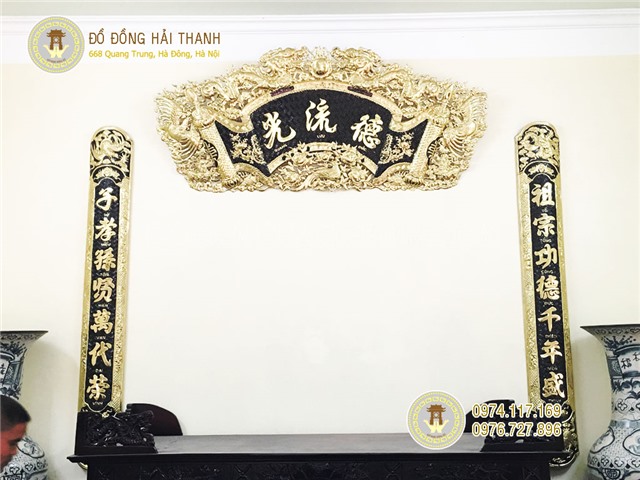 Cuốn thư câu đối 1m55 bằng đồng vàng nền đen